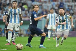 Bóng đá - Tranh cãi Argentina được hưởng 11m: Modric chỉ trích trọng tài, vẫn chúc mừng Messi
