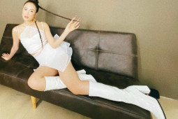 Thời trang - Xa rồi thời bắp tay to, Hoàng Thuỳ Linh giờ mặc yếm "không có đối thủ"