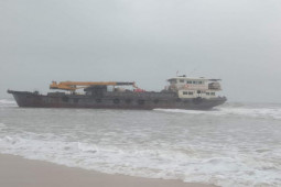 Tin tức trong ngày - Đề xuất hướng xử lý chiếc tàu sắt tiền tỉ, không người lái dạt vào bờ biển Quảng Trị