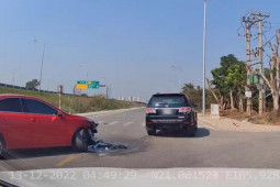 Tin tức trong ngày - Clip: Xuất hiện “bất thình lình”, ô tô con bị "xế hộp" fortuner tông vỡ đầu