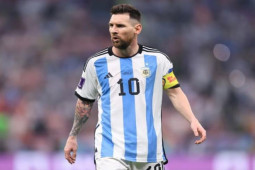 Bóng đá - Messi lộ hành vi "đỏ mặt" bị fan trêu, hớp hồn nữ phóng viên xinh đẹp