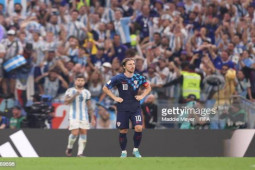 Thế giới - Bán kết World Cup: Hành động đặc biệt của CĐV Argentina khi Modric rời sân trong bất lực