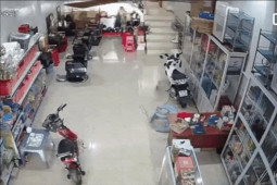 Ô tô - Clip: Nữ tài xế đạp nhầm chân ga, ô tô lao thẳng vào nhà húc đổ loạt tủ kính