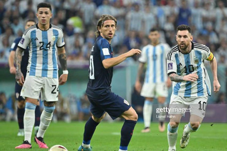 Tranh cãi Argentina được hưởng 11m: Modric chỉ trích trọng tài, vẫn chúc mừng Messi