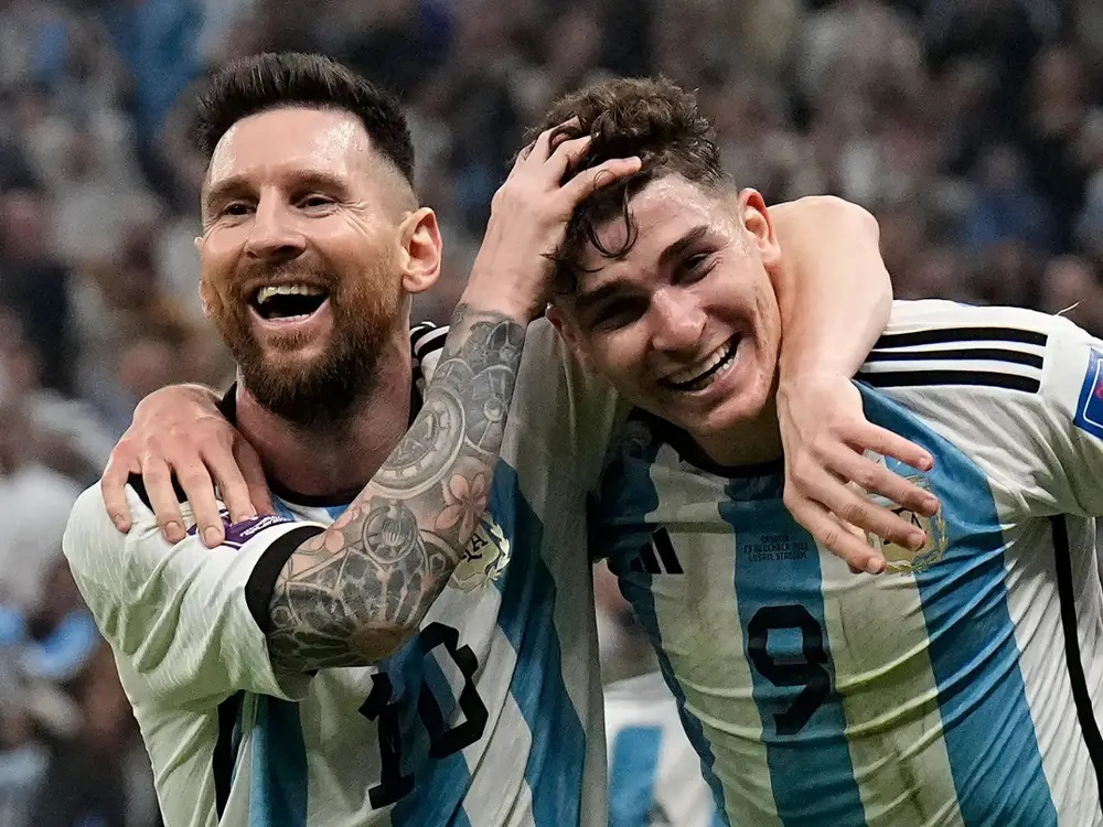 Messi và&nbsp;Álvarez (áo số 9)&nbsp;trong trận&nbsp;thắng 3-0 trước đội tuyển Croatia ở vòng&nbsp;bán kết&nbsp;World Cup 2022. Ảnh: AP