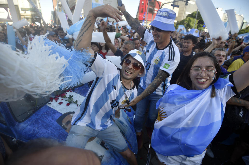 CĐV Argentina vui mừng khi đội tuyển đánh bại Croatia để lọt vào chung kết World Cup.