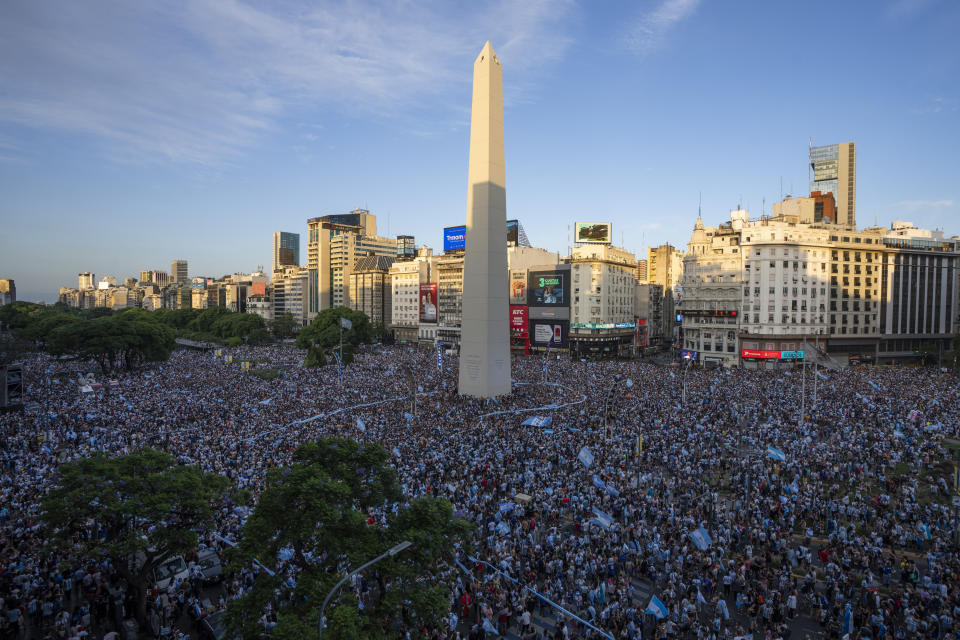 Đám đông cổ động viên tập trung tại công trình biểu tượng Obelisk ở thủ đô Buenos Aires.