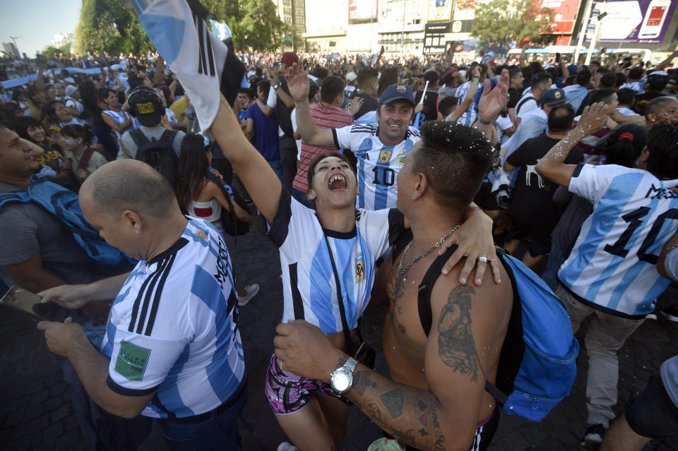 Cổ động viên Argentina vỡ hòa trước chiến thắng của đội tuyển ở World Cup.