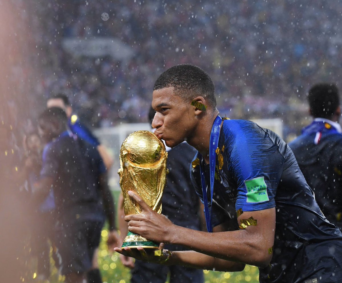 Cúp World Cup bản gốc chỉ xuất hiện trong lễ trao giải (ảnh: CNN)