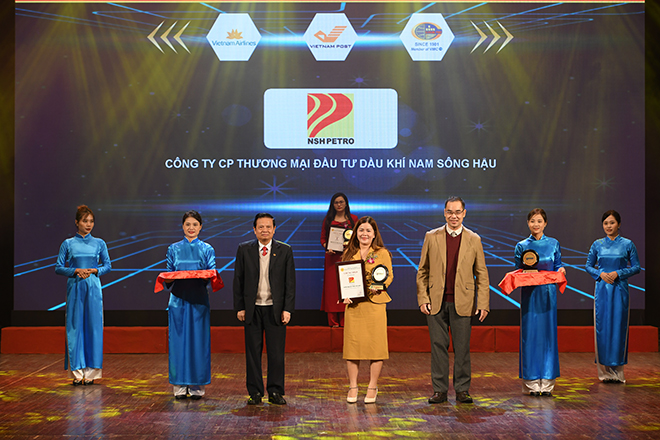 Bà Đoàn Thanh Tâm, Trưởng phòng Quản lý Hàng hóa, đại diện Công ty nhận chứng nhận từ Ban tổ chức