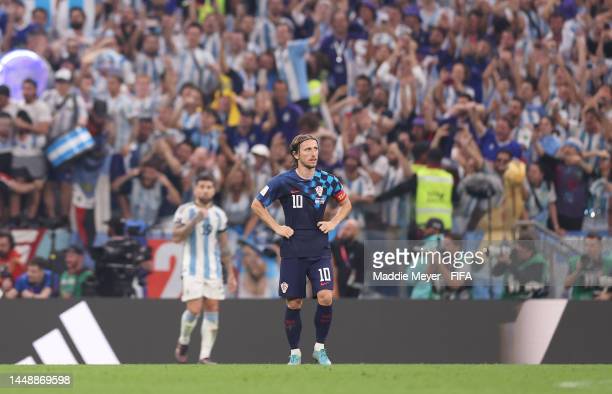 Các cổ động viên Argentina dành sự tôn trọng cho Modric. Ảnh: Getty