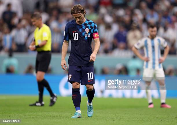 Modric thất vọng rời sân ở phút 81 trong trận thua 0-3 trước Argentina. Ảnh: Getty