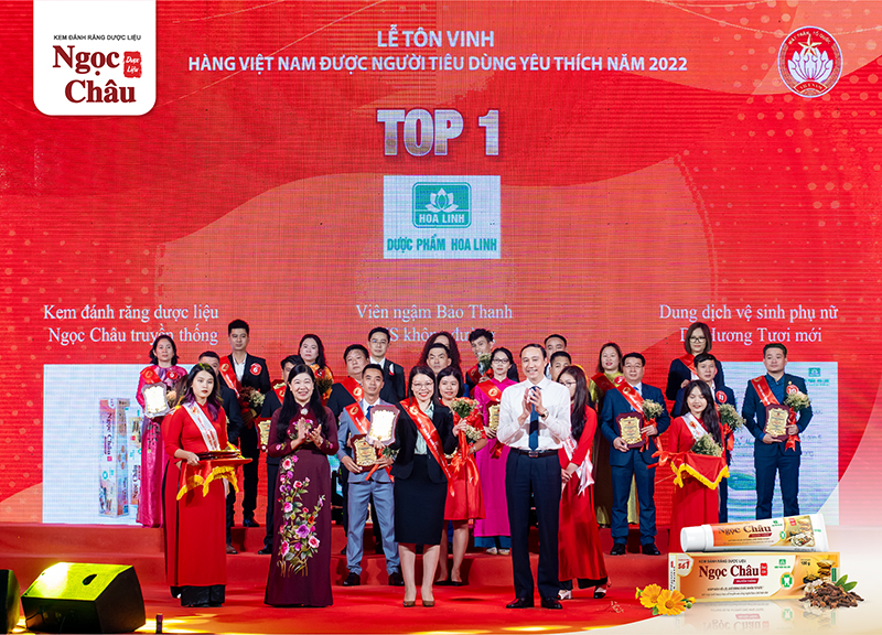 Đại diện nhãn hàng kem đánh răng dược liệu Ngọc Châu nhận chứng nhận Top 1 "Hàng Việt Nam được người tiêu dùng yêu thích" (Ảnh: Dược phẩm Hoa Linh).