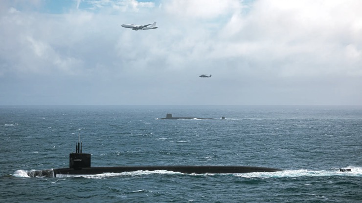 Tàu ngầm mang tên lửa hạt nhân của Mỹ và Anh cùng xuất hiện trong một khung hình.