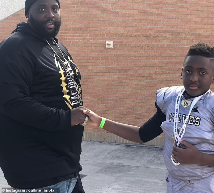 Thực tế Johnson (bên phải) có ria mép từ năm lên 10