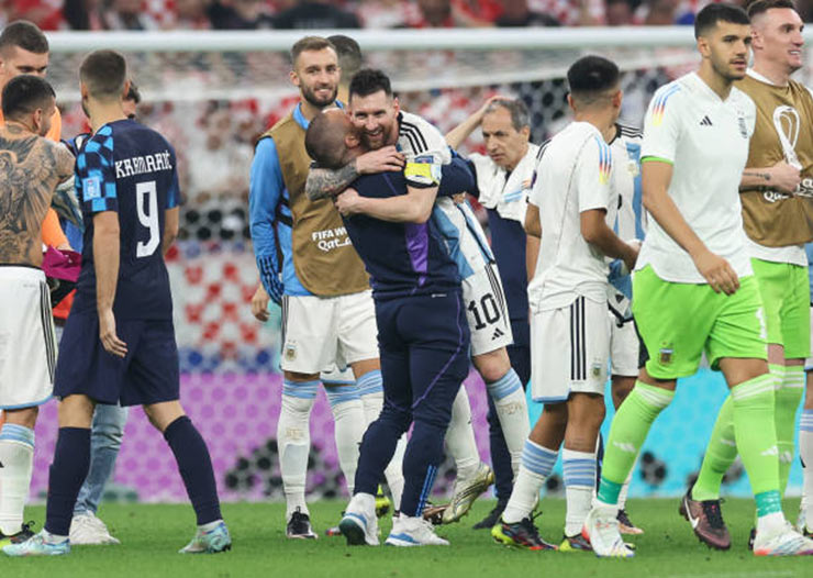 Messi và đồng đội ăn mừng sau chiến thắng đầy kịch tính