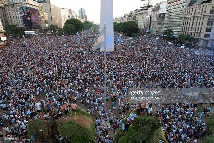 Biển người ăn mừng Argentina hạ Croatia, lái xe tăng diễu hành khắp phố - 1