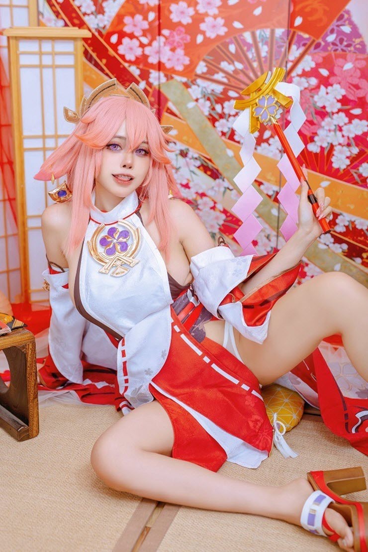 Bỏng mắt với những màn cosplay game Genshin Impact “thiếu vải” - 2