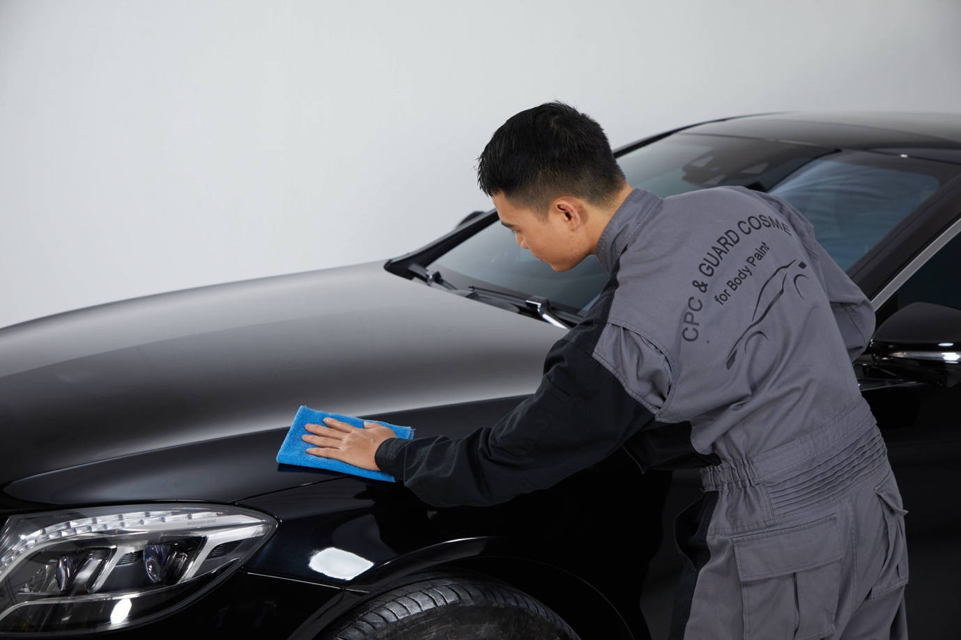 Việc phủ bóng ô tô chỉ nên thực hiện tại các trung tâm chuyên thực hiện phủ bóng chuyên nghiệp