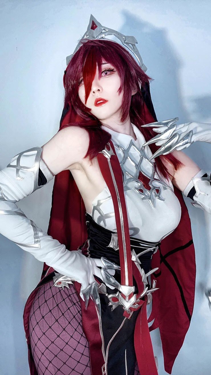 Bỏng mắt với những màn cosplay game Genshin Impact “thiếu vải” - 3