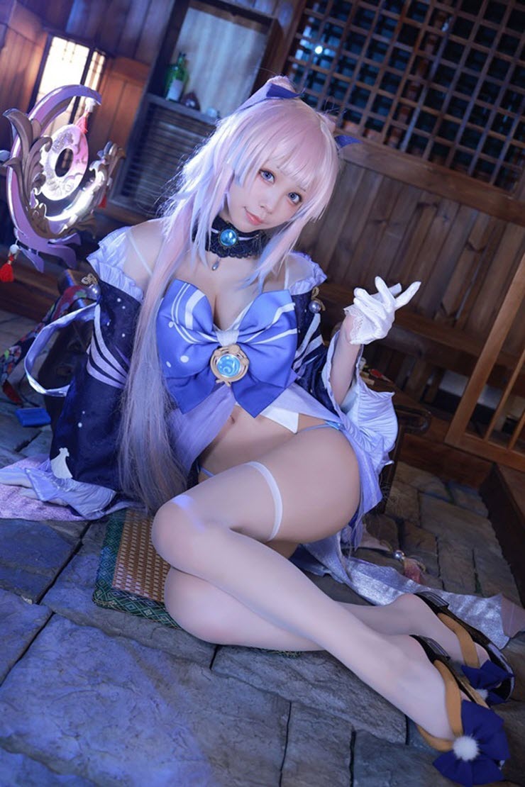 Bỏng mắt với những màn cosplay game Genshin Impact “thiếu vải” - 6