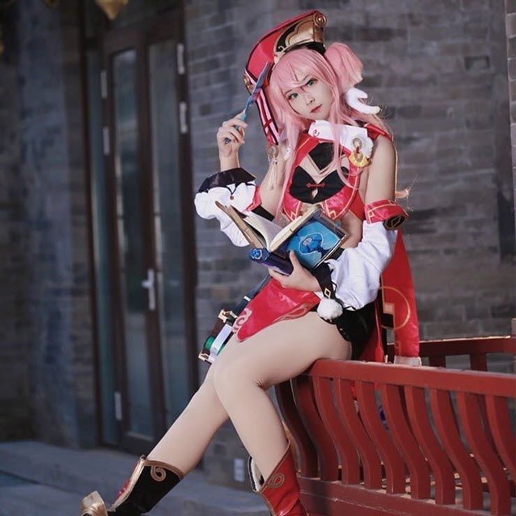 Bỏng mắt với những màn cosplay game Genshin Impact “thiếu vải” - 9