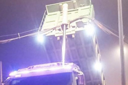 Tin tức trong ngày - Xe ben vướng cáp, kéo nghiêng trụ điện trên Quốc lộ 1 ở Bình Chánh