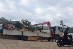 Tin tức trong ngày - Xe cẩu vướng dây điện, người đứng dưới đất tử vong