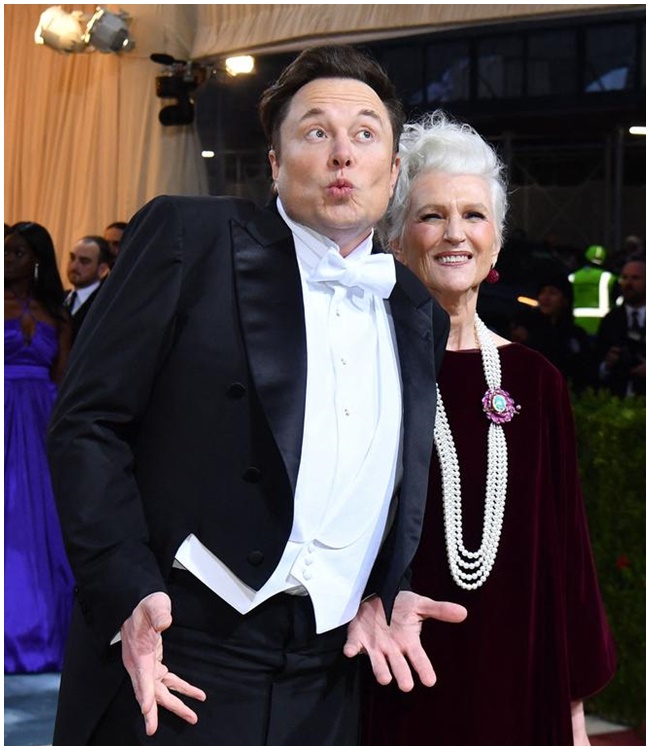 Vào tháng 5/2022, tỷ phú Elon Musk cùng mẹ, một cựu người mẫu, tới buổi dạ tiệc thời trang lớn nhất hành tinh. Tỷ phú công nghệ đã chu môi nhí nhảnh, nghiêng người hài hước bên cạnh người mẹ của mình.

