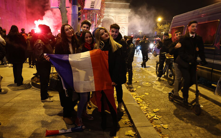 CĐV Pháp - Morocco hỗn chiến căng thẳng: Cảnh sát mạnh tay trấn áp fan cuồng - 1