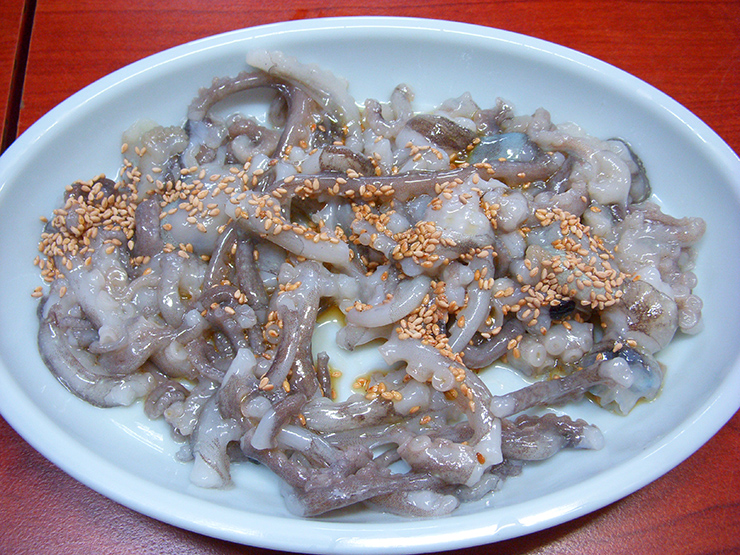 Xúc tu bạch tuộc sống là món ăn kinh dị ở Hàn Quốc và có thể gây nguy hiểm cho những người lần đầu thưởng thức. Các xúc tu của bạch tuộc thường vẫn còn ngọ nguậy ngay cả khi bị chặt đứt.