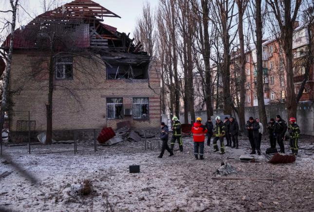 Lực lượng cứu hộ làm nhiệm vụ tại ngôi nhà bị tấn công bằng máy bay không người lái ở Kiev ngày 14/12