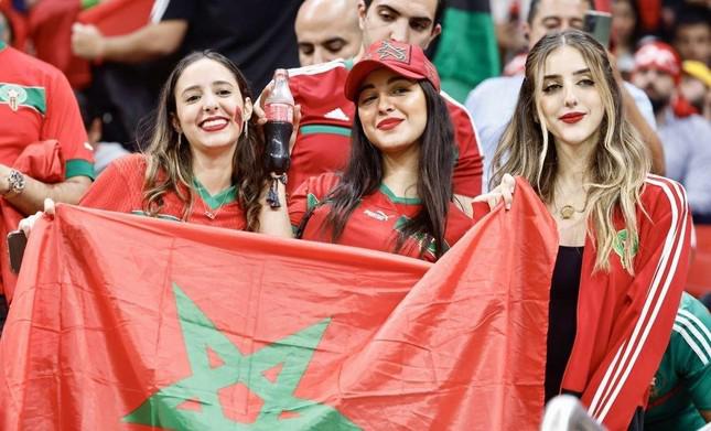 Mê mẩn với nhan sắc các CĐV nữ Morocco ở trận thua 0-2 trước Pháp - 2