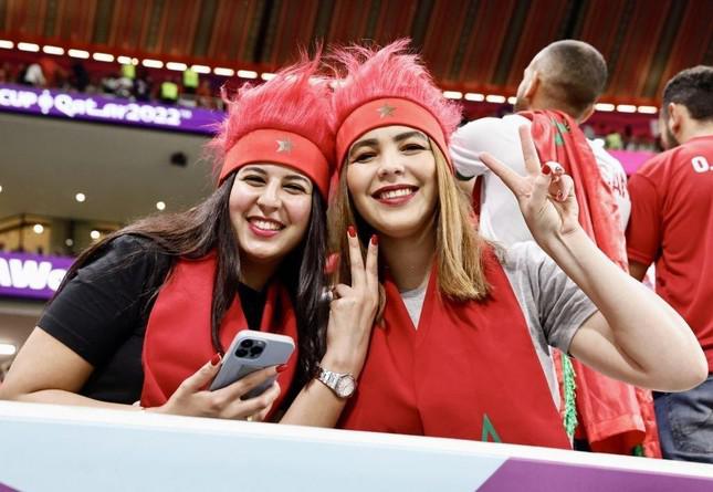 Mê mẩn với nhan sắc các CĐV nữ Morocco ở trận thua 0-2 trước Pháp - 9