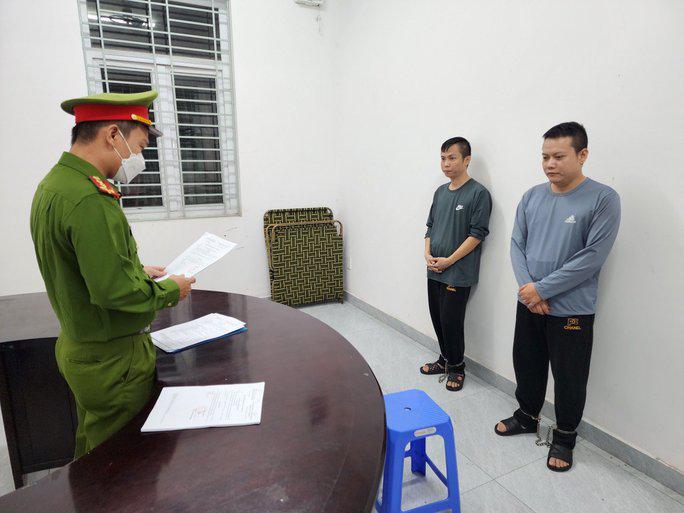 Công an quận Hải Châu tống đạt lệnh tạm giam đối với Long và Tùng