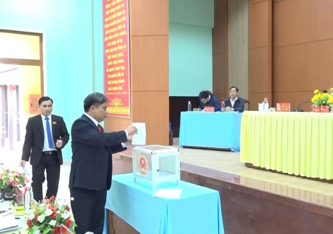 Các đại biểu thực hiện quy trình bỏ phiếu miễn nhiệm chức vụ Trưởng Ban Dân tộc HĐND huyện Phước Sơn đối với bà Nguyệt