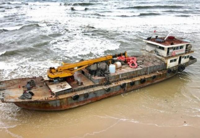 Tàu sắt lớn không có người trôi dạt vào bờ biển thôn 7, xã Triệu Vân, huyện Triệu Phong, tỉnh Quảng Trị