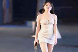 Thời trang - Cô nàng mặc váy "tiệp màu cơ thể" dạo phố, hút ánh nhìn vì da trắng phát sáng