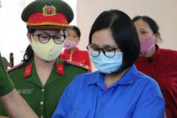 Pháp luật - Nữ sinh đầu độc cha bằng chất độc xyanua lãnh án chung thân