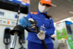 Thị trường - Tiêu dùng - Giá xăng dầu hôm nay 16/12: Đồng loạt giảm, xuất khẩu của Nga sang EU giảm mạnh