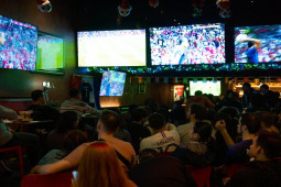 Tin tức trong ngày - Pháp vào chung kết World Cup, CĐV Pháp "quậy" tưng bừng trên phố tây Tạ Hiện