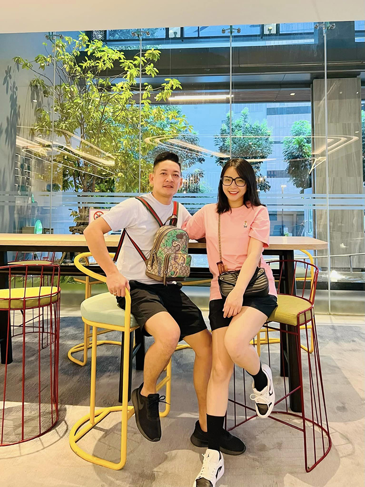 Sau khi làm mẹ 3 con, Hải Băng được ông xã Thành Đạt “cưng như trứng mỏng”, tặng nhiều hàng hiệu xa xỉ. Cụ thể, nam diễn&nbsp;viên từng&nbsp;tậu hẳn một xế hộp hạng sang để vợ con đi du lịch thoải mái. Anh còn gây xôn xao khi tặng vợ nhẫn kim cương.
