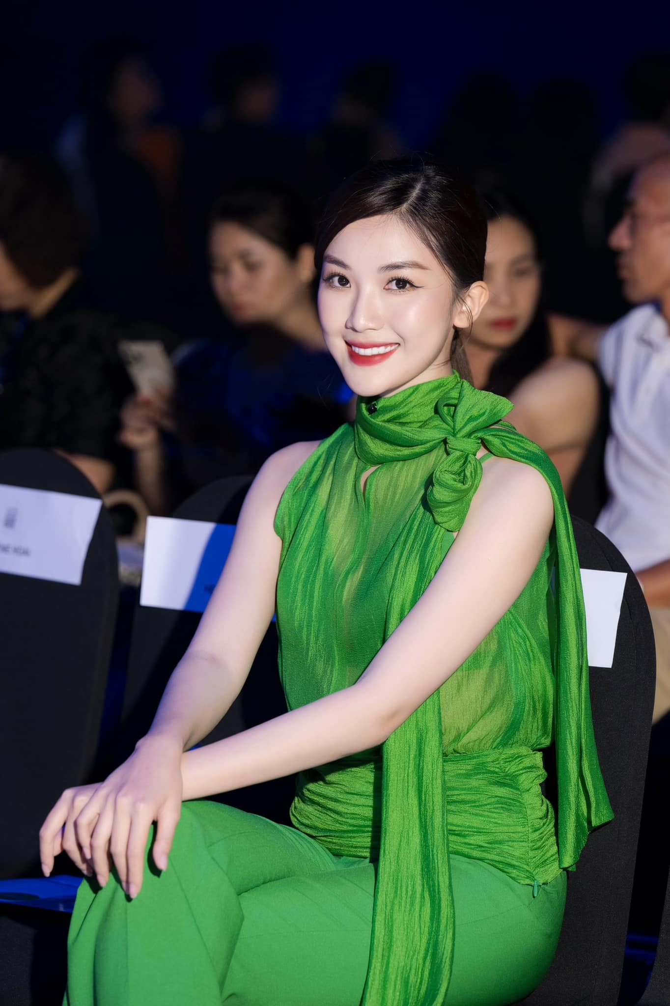 Nữ diễn viên quê Thanh Hóa đẹp như hoa hậu chọn đồ khoe chiều cao 1m70 - 4