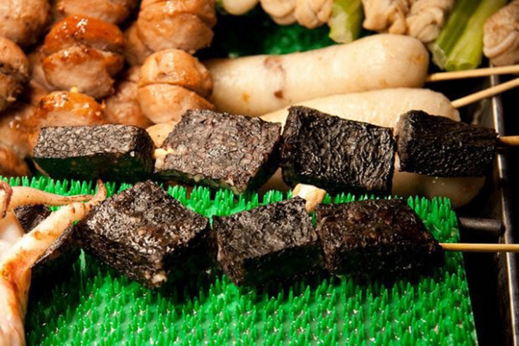 Tiết lợn thường được tìm thấy trong các món mì, súp cà ri ở Malaysia. Ở Philippines, tiết lợn thường được xiên que hoặc nướng.