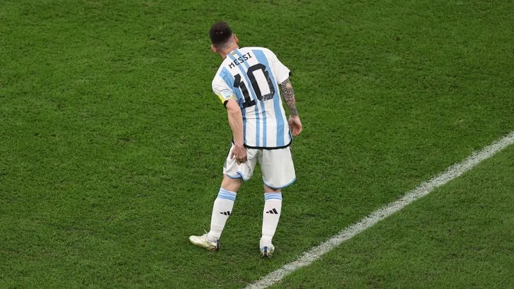 Messi liên tục nắn bắp đùi sau trong trận đấu giữa Argentina và Croatia
