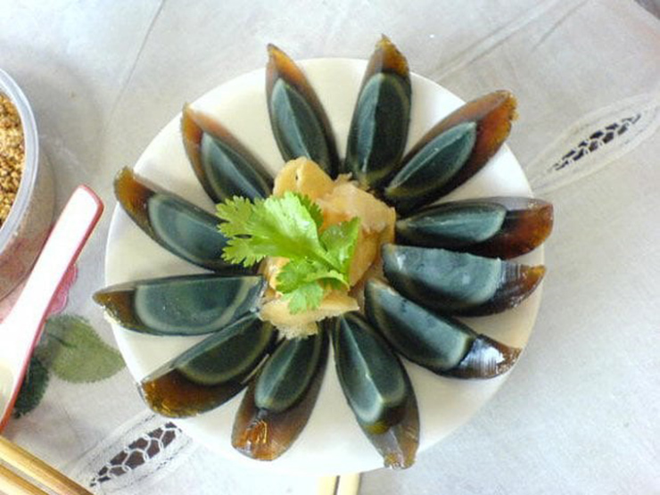 Trứng thế kỷ là món ăn nổi tiếng ở Trung Quốc khiến nhiều du khách cảm thấy kinh khủng. Sau khi trứng được bảo quản trong vài tháng, lòng trắng chuyển sang màu đen, có kết cấu giống như thạch, có mùi rất hôi, thường ăn cùng với cháo trắng.