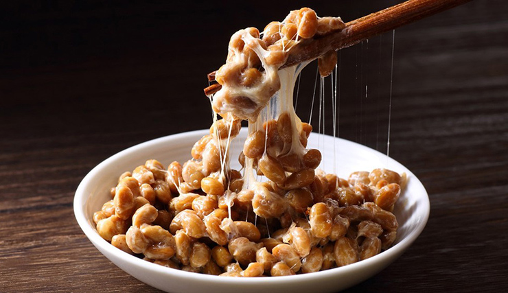 Natto là một sản phẩm từ đậu nành lên men, có mùi hăng nồng, kết cấu trơn dính. Đây là bữa sáng phổ biến được phục vụ cùng với cơm trắng ở Nhật Bản.