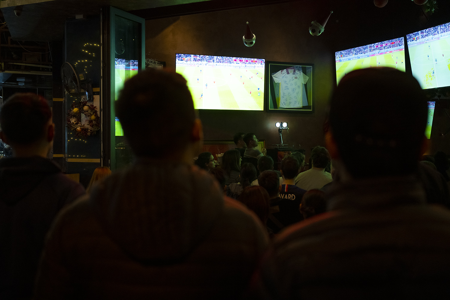 Pháp vào chung kết World Cup, CĐV Pháp &#34;quậy&#34; tưng bừng trên phố tây Tạ Hiện - 4