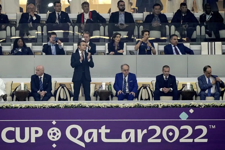 Ông Macron vỗ tay sau khi đội tuyển Pháp giành chiến thắng trước đội tuyển Ma Rốc.
