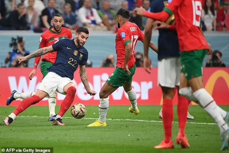 Tình huống Theo Hernandez va chạm với Sofiane Boufal trong vòng cấm của Pháp